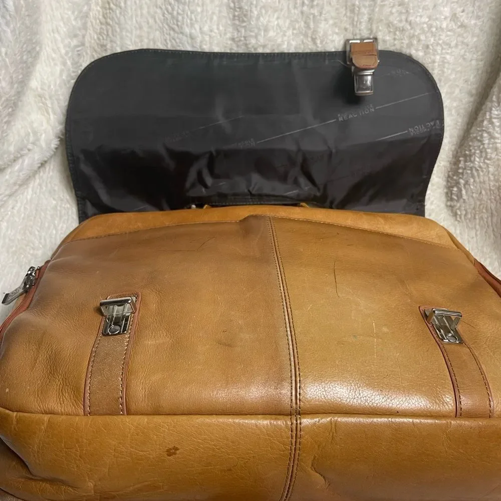 Kenneth Cole Reaction Leather tan Messenger / laptop Bag silver tone Hardwares.
